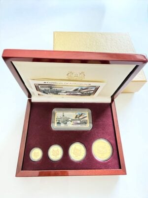 新加坡2000年狮金精制套装徽章页 新加坡2000年狮子金精制硬币套装,带盾徽两侧,装于开封木盒中