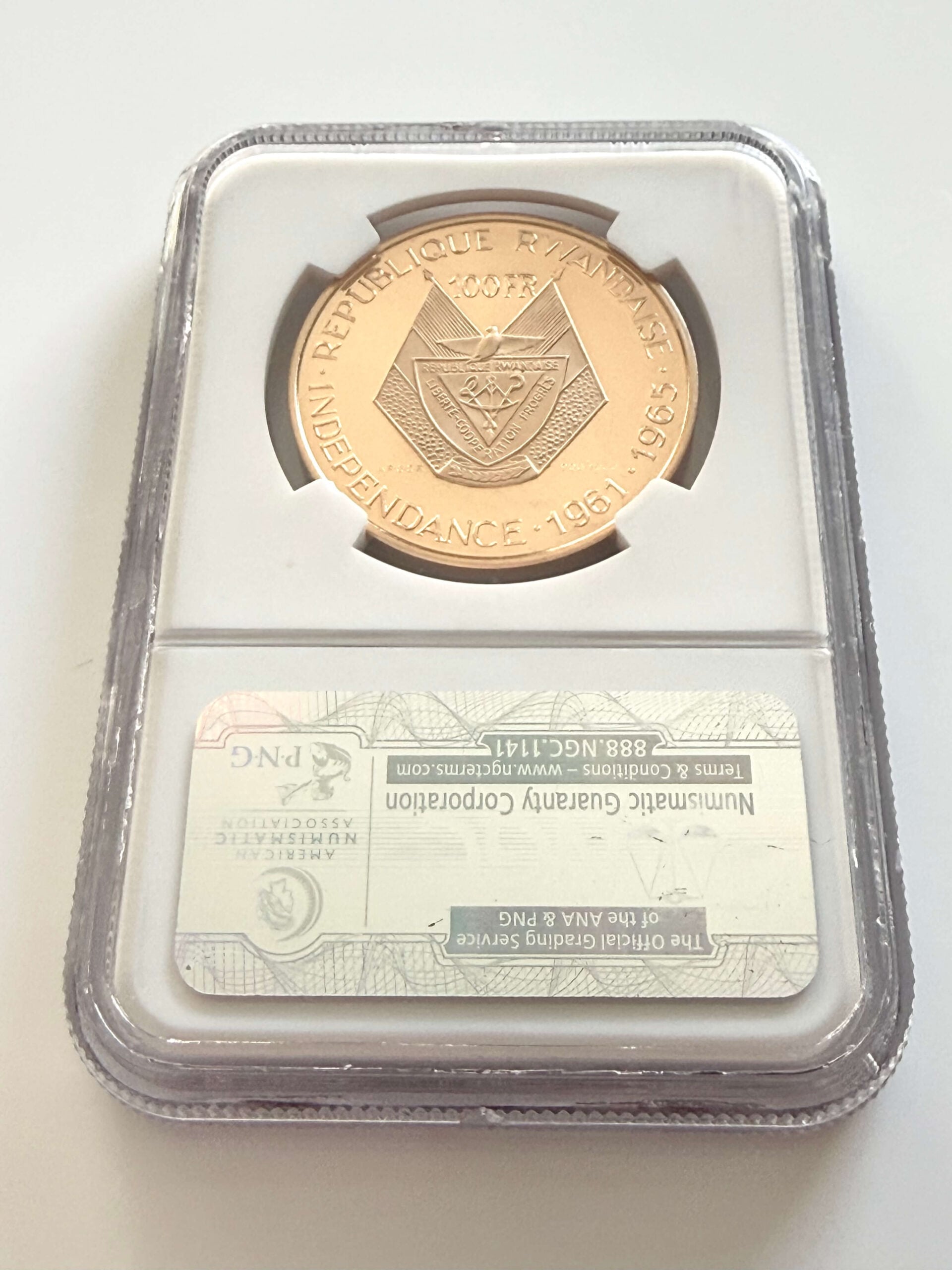 Ruanda 1965 100 Francs Gold Unabhängigkeit Rückseite im NGC Slab